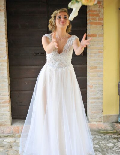 Dettaglio della gonna scivolata con glitter dell'abito da sposa componibile Sposa Musa realizzato per Sara.
