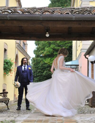 La gonna scivolata con glitter dell'abito Sposa Musa di Sara in movimento durante le foto di coppia all'aperto a Teramo