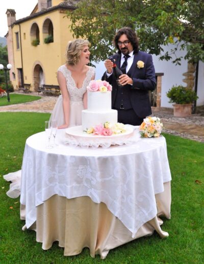 Sara e Davide brindano durante il ricevimento nuziale in provincia di Teramo, abito Sposa Musa.
