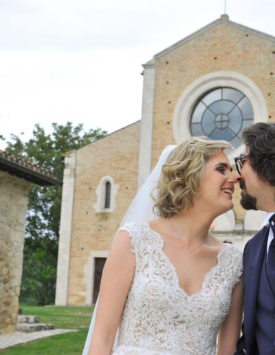 Gli sposi Sara e Davide all'esterno della chiesa di ronzano