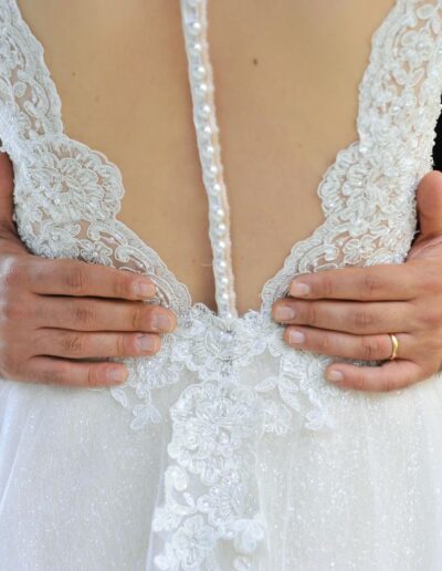 Dettaglio della schiena con bottoncini e pizzo dell'abito da sposa componibile realizzato da Sposa Musa per Sara.