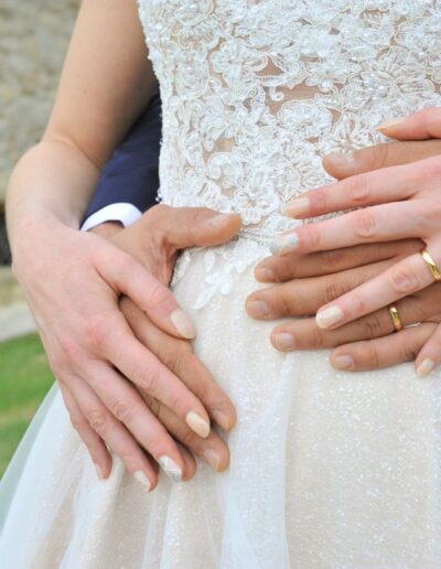 Particolare del tessuto con glitter e lavorazione sartoriale dell'abito scelto da Sara per il suo matrimonio.