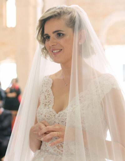 Sara indossa il velo nuziale abbinato al suo abito da sposa Sposa Musa durante la cerimonia a Teramo.