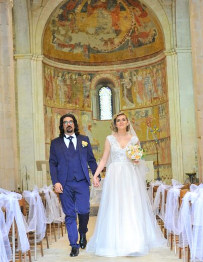Dettagli degli affreschi della chiesa santa maria di ronzano durante il matrimonio