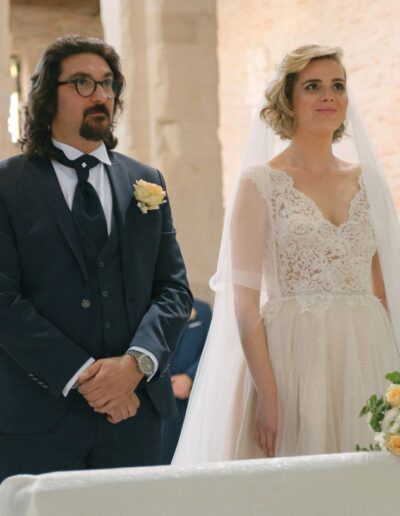 Sara e Davide all'altare della chiesa Santa Maria di Ronzano, un matrimonio elegante in provincia di Teramo.