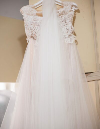 Dettaglio del corpetto in pizzo dell'abito da sposa componibile di Sara