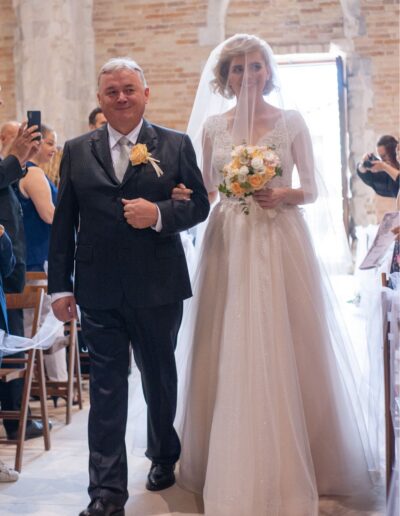 Sara entra in chiesa per il suo matrimonio in provincia di Teramo, indossando un abito da sposa componibile Sposa Musa.