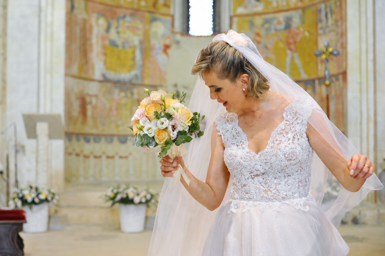 La sposa Sara si prepara a casa prima della cerimonia