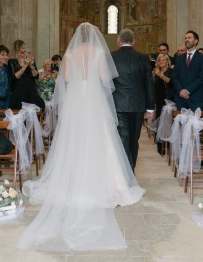 Ingresso della sposa Sara, con dettagli dell'interno della chiesa, Teramo