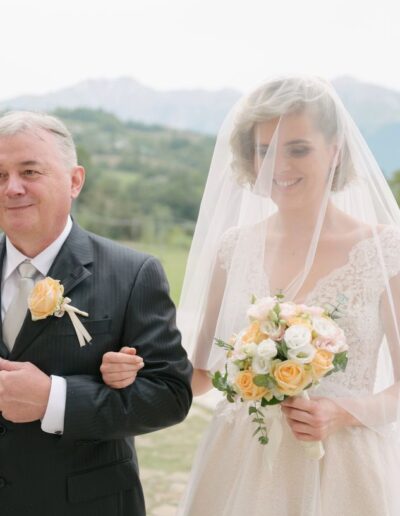 Ingresso della sposa Sara in chiesa, accompagnata dal padre