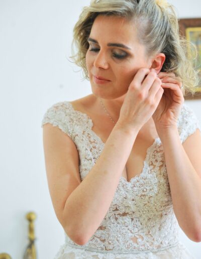 La sposa Sara durante i preparativi in casa, prima della cerimonia in chiesa