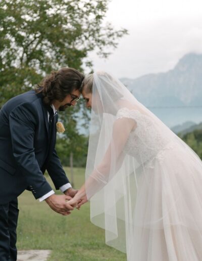 Sara e Davide nel giorno del matrimonio con il Gran Sasso sullo sfondo; l'abito da sposa componibile brilla con la gonna in glitter