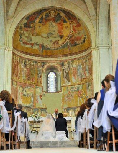 Gli sposi durante la cerimonia all'ex Abbazia Benedettina di Ronzano a Teramo