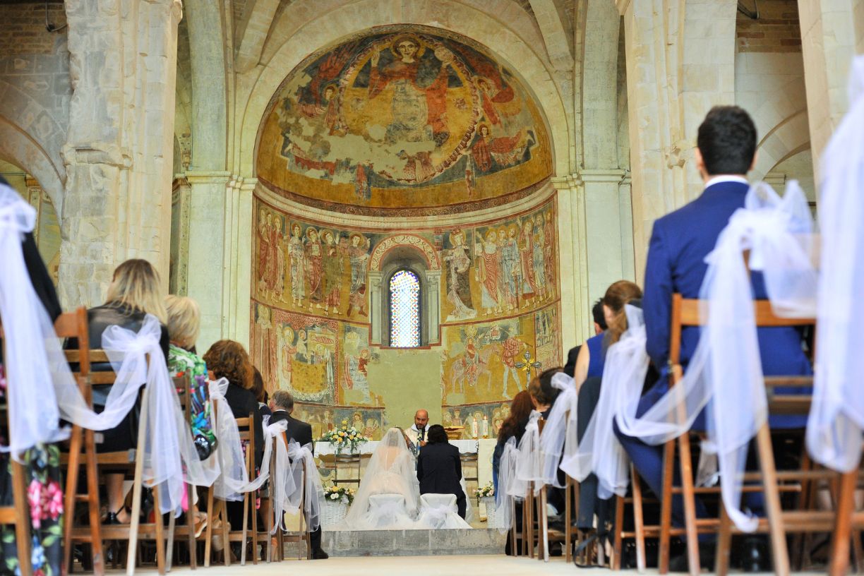 Gli sposi durante la cerimonia all'ex Abbazia Benedettina di Ronzano a Teramo