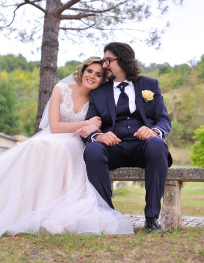 Sara e Davide in una foto con dietro le colline abruzzesi