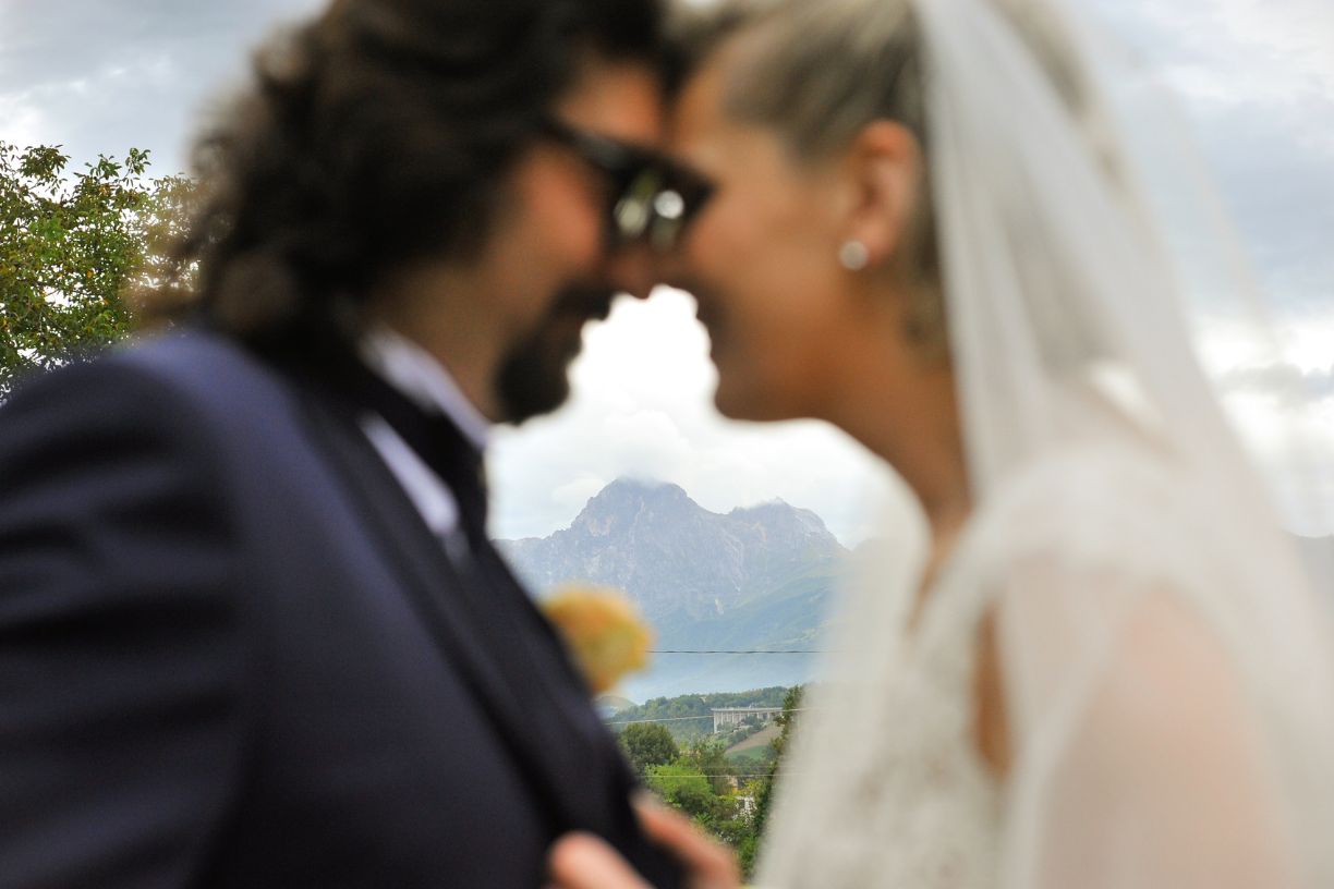 Foto degli sposi con dietro il Gran Sasso, Teramo