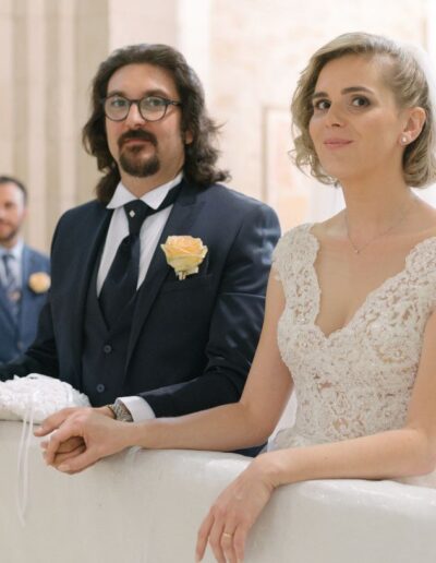Sara e Davide all'altare durante la cerimonia nuziale in provincia di Teramo, abito in pizzo Sposa Musa.