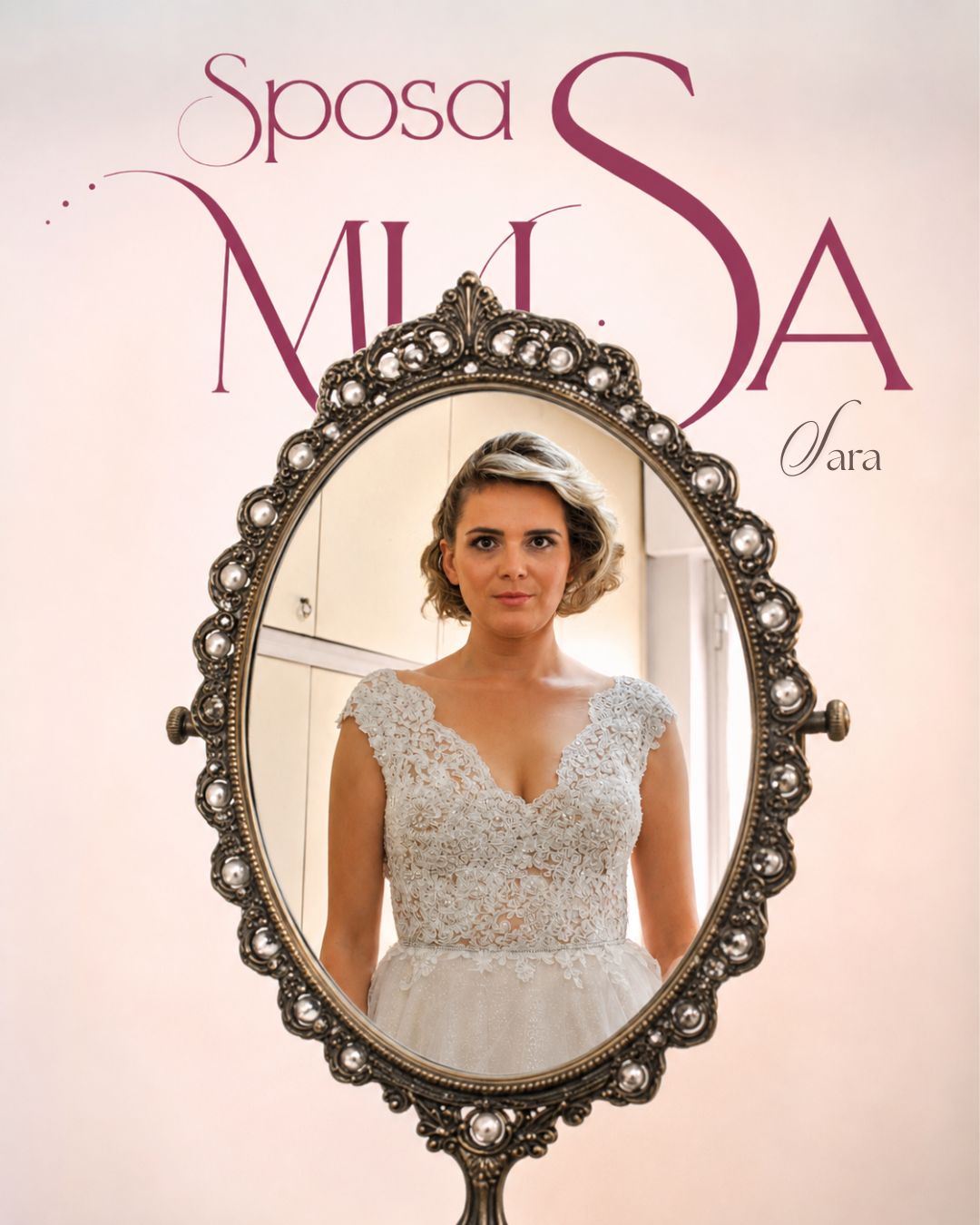 La sposa sara che si guarda allo specchio con il suo abito sposa musa